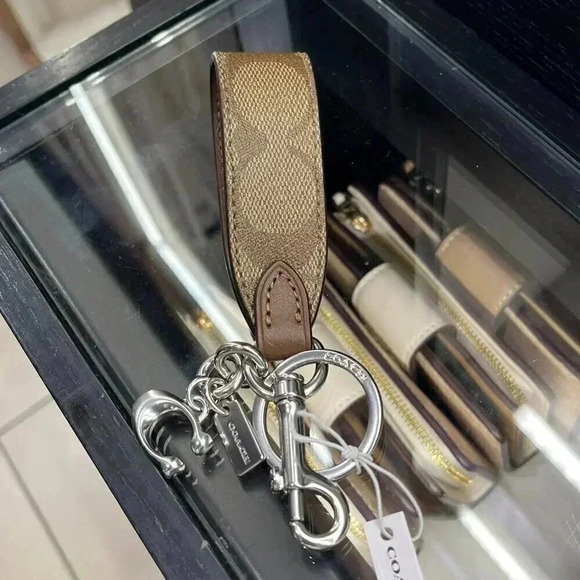 Coach CU303 SVBDX Loop Bag Charm In Signature Canvas - Picture 1 of 5